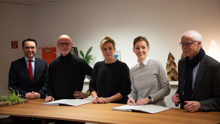 v.l.n.r.: Hendrik Schmitz, Landtagsabgeordneter für Alsdorf, Baesweiler, Herzogenrath und Würselen, Carsten Kießler, Vorsitzender Kunststoffe in OWL e.V., NRWWirtschafts- und Klimaschutzministerin Mona Neubaur, kunststoffland NRW-Vorsitzende Ines Oud und Harald Braschoß, Vorsitzender Interessengemeinschaft Kunststoff e. V. (IGK). (Foto: Simcon)