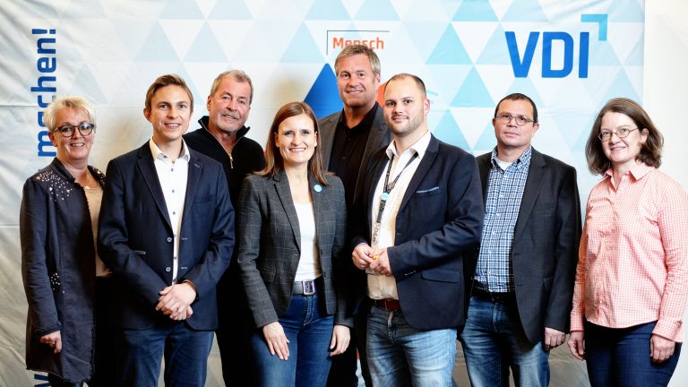 Friederike David, Leiterin Geschäftsstelle, Fabian Schoden, Vorstand Öffentlichkeitsarbeit, Klaus Meyer, Vorsitzender, Jana Schönfeld, Geschäftsführerin Hettich Unternehmensgruppe, Karsten Ollesch, Vorstand Finanzen, Rouven Kummer, Wirtschaftsingenieur Hettich Unternehmensgruppe, Bernd Hettig, Schriftführer, Prof. Dr. Birka von Schmidt, stellvertretende Vorsitzende (Foto: VDI OWL/Alexander Goder)