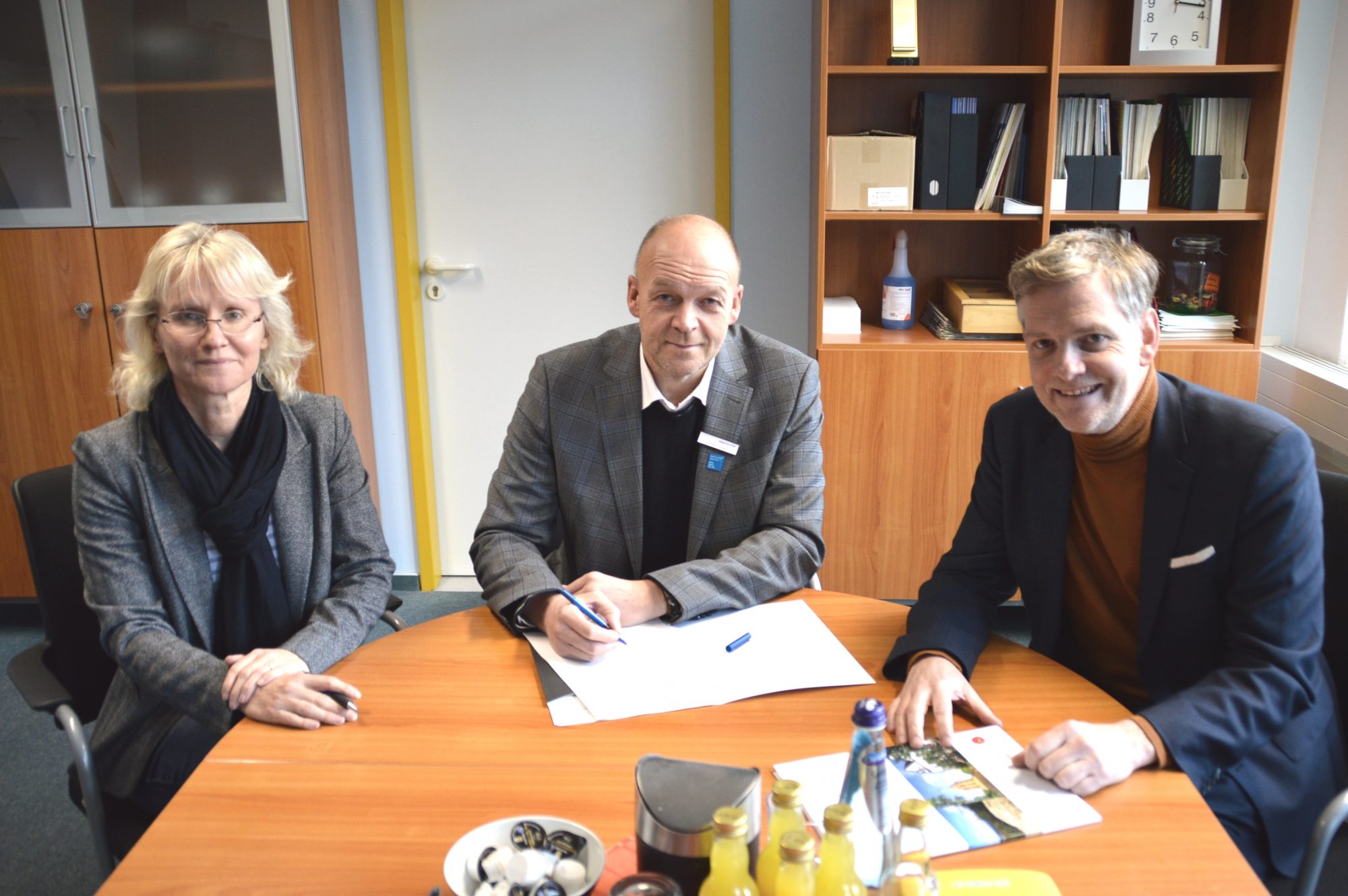 Jobcenter-Vorstand Stefan Susat (Mitte) begrüßte Claudia Holzkämper (Kreis Lippe) und Rainer Kleßmann (AWO Lippe) zur Vertragsunterzeichnung. (Foto: Jobcenter Lippe)
