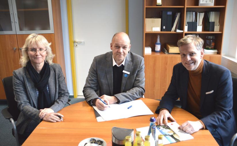 Jobcenter-Vorstand Stefan Susat (Mitte) begrüßte Claudia Holzkämper (Kreis Lippe) und Rainer Kleßmann (AWO Lippe) zur Vertragsunterzeichnung. (Foto: Jobcenter Lippe)