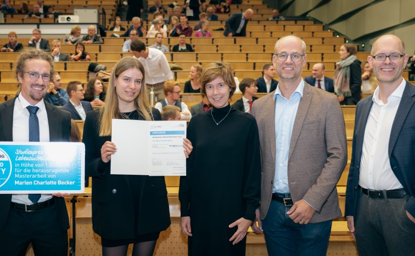 (V.l.) Dr. Henning Kuchenbuch vom Unternehmen WESSLING gratuliert Marlen Becker zusammen mit Prof. Dr. Melanie Esselen, Dr. Benedikt Cramer und Prof. Dr. Frank Glorius zu ihrer herausragenden Masterarbeit im Fachbereich Lebensmittelchemie. (Foto: Peter Dziemba, WWU)