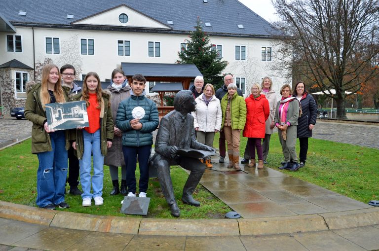 Die Neuntklässler Philine (von links), Daniel, Ashley, Emily und Alessio der Sekundarschule bieten beim „Winterlichen Schlossvergnügen“ historische Führungen für Kinder an. Darüber freuen sich auch Horst Beste, Astrid Schierloh, Uwe Lomberg und Erika Müller vom Geschichtsverein sowie Sylvia Blaha, Angelika Gauselmann und Larissa Mattlage vom Organisationsteam. (Foto: Gauselmann)