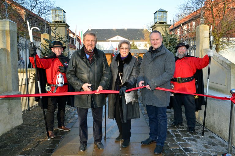 Feierliche Eröffnung: Im Beisein der Nachtwächter geben Paul und Karin Gauselmann sowie Dr. Henning Vieker den Startschuss für das „Winterliche Schlossvergnügen“. (Foto: Gauselmann AG)