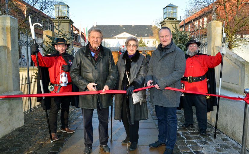 Feierliche Eröffnung: Im Beisein der Nachtwächter geben Paul und Karin Gauselmann sowie Dr. Henning Vieker den Startschuss für das „Winterliche Schlossvergnügen“. (Foto: Gauselmann AG)