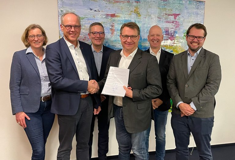 Fusion perfekt: (v.l.n.r.) Nicola und Andreas Boenke (Gesellschafter rosenberger | data), Stephan Kraus sowie Hans-Joachim Meinert, Klaus-Peter Horstmann und Stefan Messner (Gesellschafter Frankenraster) nach der Vertragsunterzeichnung (Foto: Rosenberger)