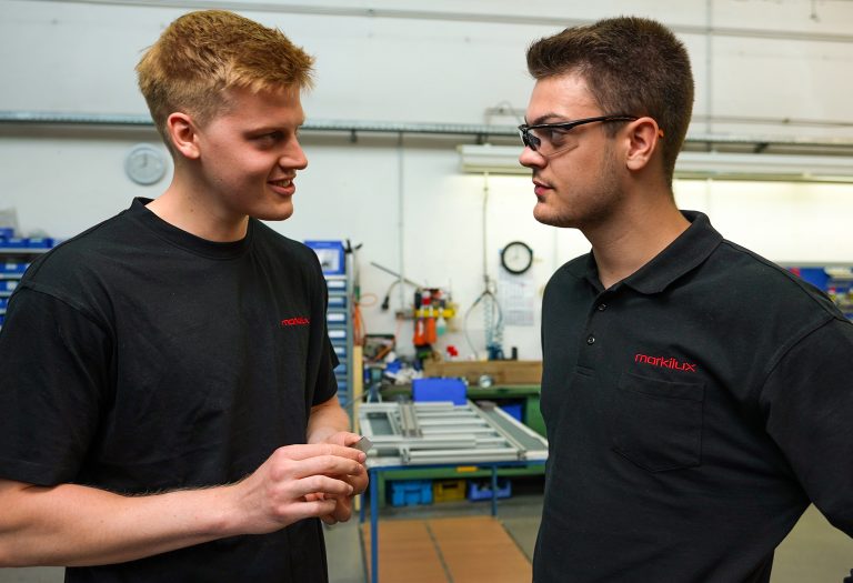 Eigene Fachkräfte auszubilden, ist markilux seit jeher sehr wichtig. Denn gut geschulte Mitarbeitende sorgen für eine konstant hohe Qualität der Arbeitsabläufe und damit auch der Produkte. Ab diesem Jahr bildet das Unternehmen in fünf weiteren Berufen auch im Markisenwerk aus. (Foto: Markilux)