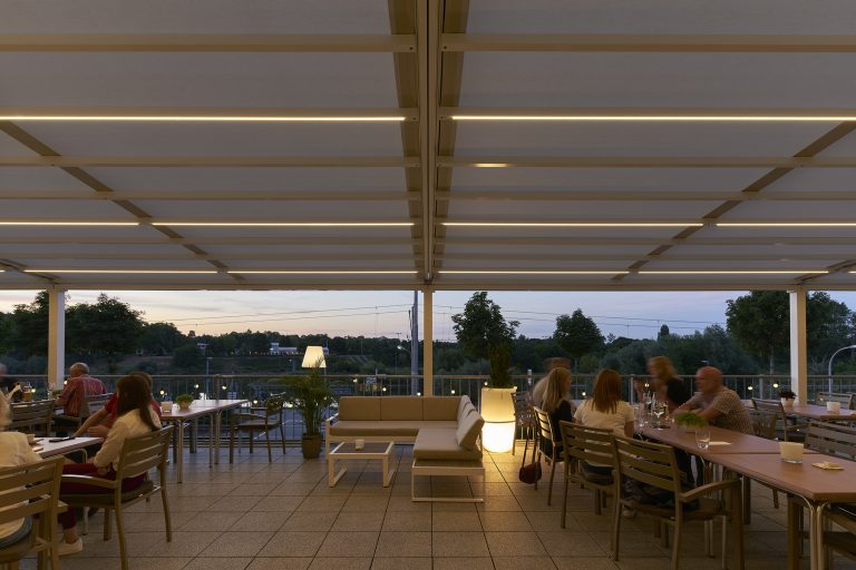 In Mannheim hat „team : project“ von markilux die Außenterrasse der Event-Location „bootshaus“ mit seinem Markisensystem „pergola stretch“ ausgestattet. (Foto: markilux GmbH + Co. KG)