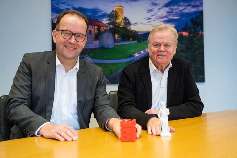 Gemeinsam für Bielefeld: Martin Knabenreich (l.) hat die Geschäftsführung der Bielefeld Marketing GmbH am 1. Januar 2015 von Hans-Rudolf Holtkamp, dem Geschäftsführer der ersten Stunde, übernommen. (Foto: Bielefeld Marketing/ Patrick Piecha)