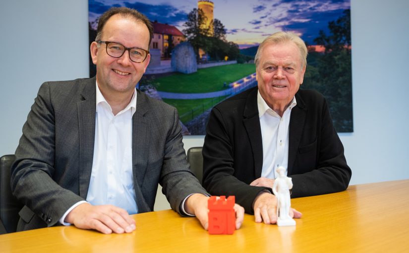Gemeinsam für Bielefeld: Martin Knabenreich (l.) hat die Geschäftsführung der Bielefeld Marketing GmbH am 1. Januar 2015 von Hans-Rudolf Holtkamp, dem Geschäftsführer der ersten Stunde, übernommen. (Foto: Bielefeld Marketing/ Patrick Piecha)