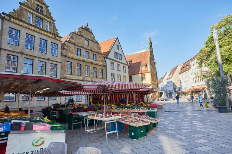 Im Herzen Bielefelds lädt der Altstadtmarkt dienstags, freitags und samstags zum Einkaufen ein. (Foto: Bielefeld Marketing GmbH)