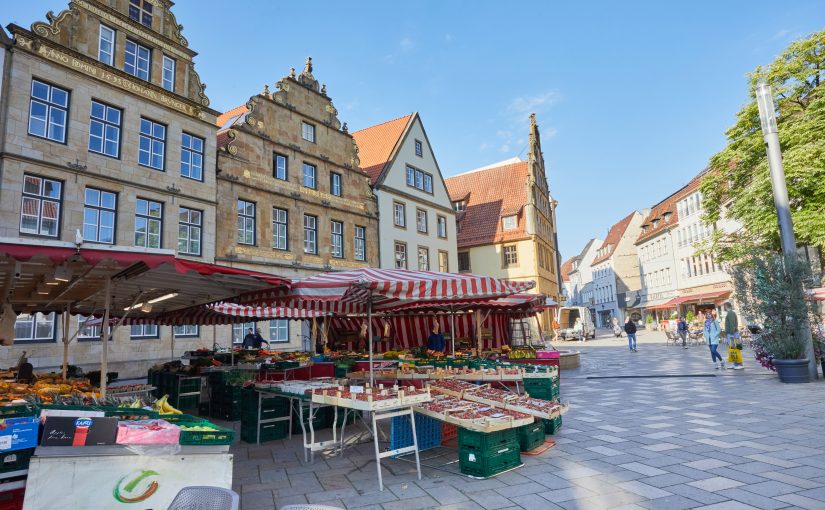 Im Herzen Bielefelds lädt der Altstadtmarkt dienstags, freitags und samstags zum Einkaufen ein. (Foto: Bielefeld Marketing GmbH)