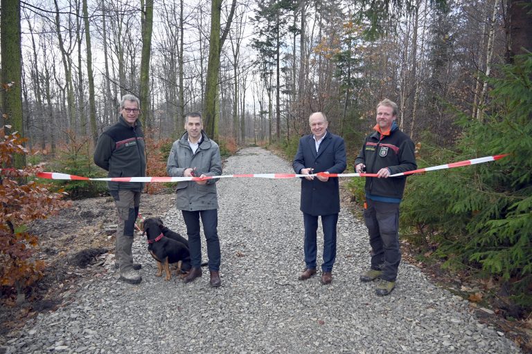 Bei der Einweihung des neuen Wegstücks (v. l.): Stadtförster Michael Wessel, Bürgermeister Burkhard Schwuchow, Landrat Christoph Rüther und Christopher Koch, Förster im Revier Böddeken (Foto: Stadt Büren)