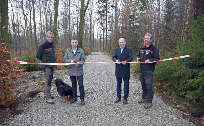 Bei der Einweihung des neuen Wegstücks (v. l.): Stadtförster Michael Wessel, Bürgermeister Burkhard Schwuchow, Landrat Christoph Rüther und Christopher Koch, Förster im Revier Böddeken (Foto: Stadt Büren)