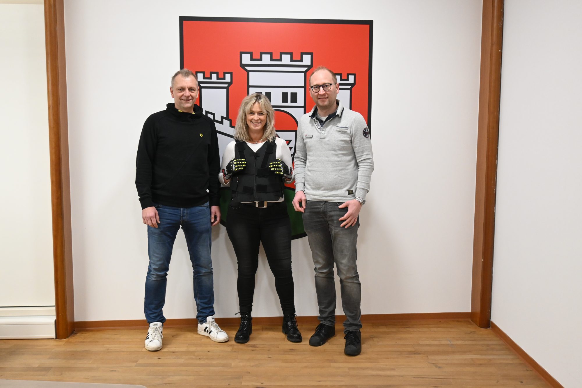 Mitarbeitende der Stadtverwaltung Büren präsentieren neue Schutzausrüstung (v. l.): Frank Büttner (Arbeitsschutz), Sandra Bartels (Bürgerdienste) und Manuel Krenz (Leitung Bürgerdienste). (Foto: Stadt Büren)