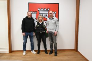 Mitarbeitende der Stadtverwaltung Büren präsentieren neue Schutzausrüstung (v. l.): Frank Büttner (Arbeitsschutz), Sandra Bartels (Bürgerdienste) und Manuel Krenz (Leitung Bürgerdienste). (Foto: Stadt Büren)