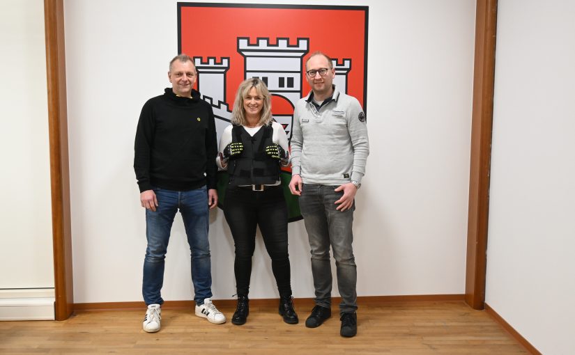 Mitarbeitende der Stadtverwaltung Büren präsentieren neue Schutzausrüstung (v. l.): Frank Büttner (Arbeitsschutz), Sandra Bartels (Bürgerdienste) und Manuel Krenz (Leitung Bürgerdienste). (Foto: Stadt Büren)