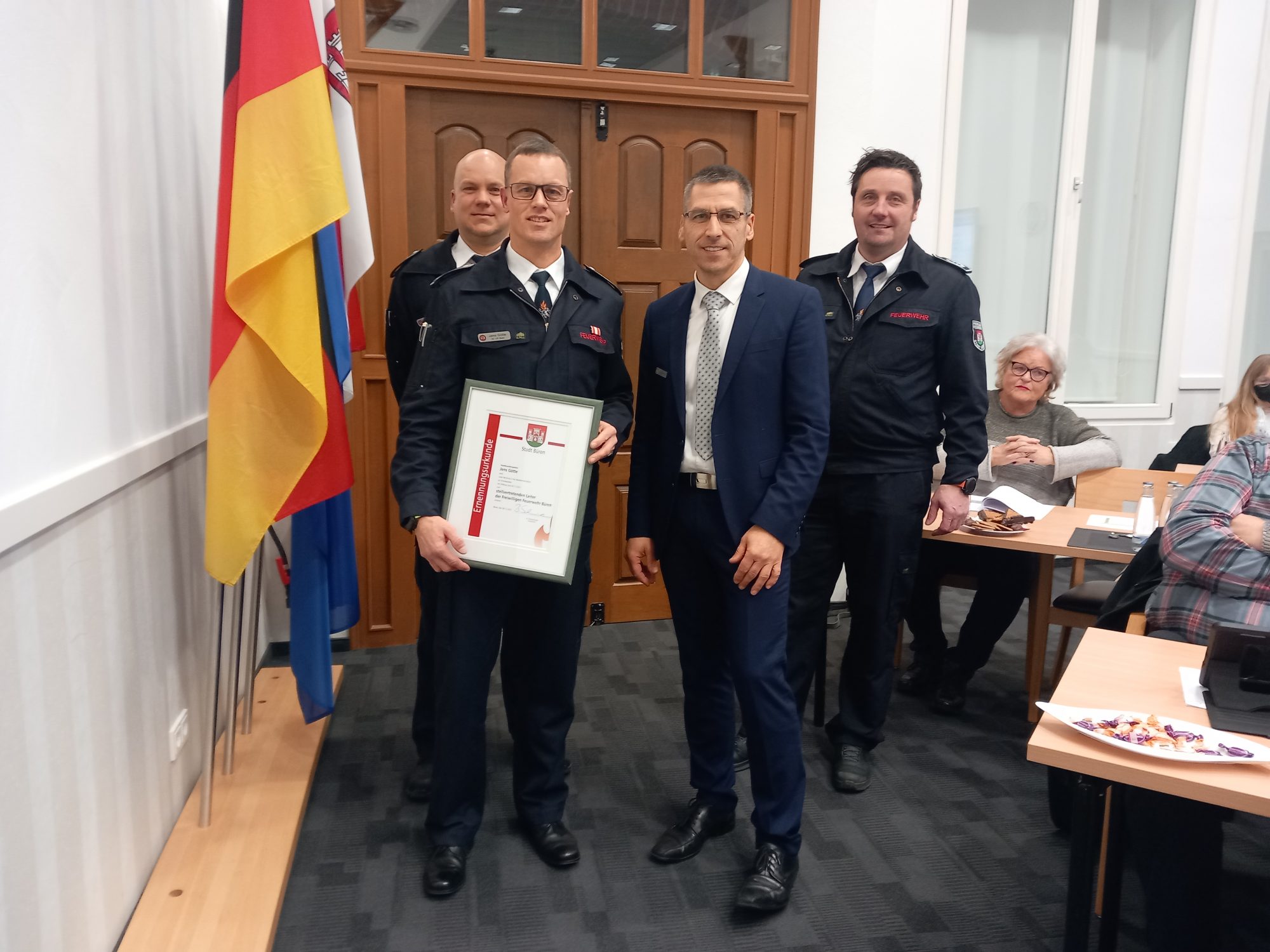 Bei der Übergabe der Ernennungsurkunde zum stellvertretenden Leiter der Freiwilligen Feuerwehr der Stadt Büren (v. l.): die Stadtbrandinspektoren André Braekler und Jens Götte, stellvertretende Leiter der Freiwilligen Feuerwehr, Bürgermeister Burkhard Schwuchow und Stadtbrandinspektor Michael Stork, Leiter der Freiwilligen Feuerwehr. (Foto: Stadt Büren)