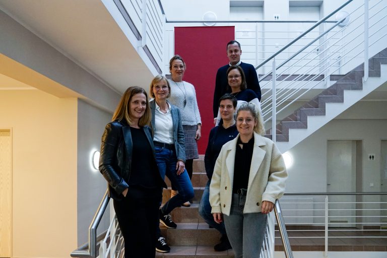 v.l. Sandra Bitter (Fachanwältin für Insolvenzrecht), Heike Süß (WFG), Astrid Schäfers (Diakonie Paderborn-Höxter e.V.), Daniel Beermann (IHK), Stefanie Michalsky (Diakonie), Jennifer Engelmann (Caritasverband Paderborn e.V.) und Lisa Büngeler (HWK). (Foto: WFG)