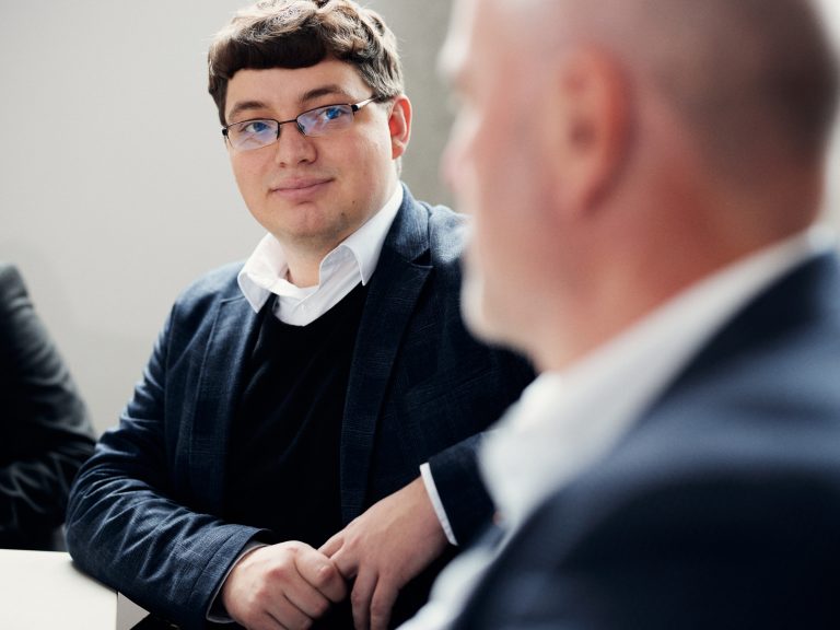 Tomšík im Gespräch mit Prodekan Peter Hartel. (Foto: P. Pollmeier/FH Bielefeld)
