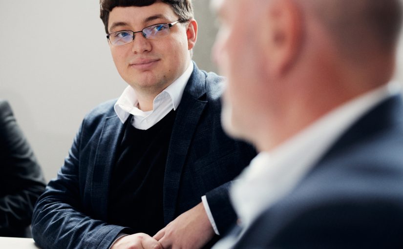 Tomšík im Gespräch mit Prodekan Peter Hartel. (Foto: P. Pollmeier/FH Bielefeld)