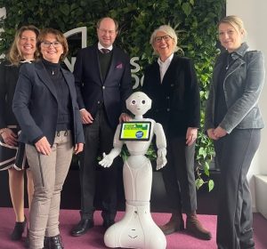„Digital.Pilot 23 Kreis Warendorf“ – gesucht von Pepper und der gfw. Auf viele Wettbewerbsbeiträge von Unternehmen hoffen (von links) Bianca Schuster, Beraterin Astrid Laudage, Landrat Dr. Olaf Gericke, Geschäftsführerin Petra Michalczak-Hülsmann und Jessica Kleine. Pepper kann mehr als ein gewöhnlicher Roboter und die ist Award-Werbefigur. (Foto: gfw)