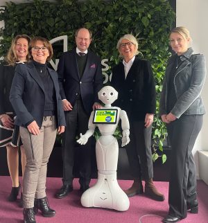 „Digital.Pilot 23 Kreis Warendorf“ – gesucht von Pepper und der gfw. Auf viele Wettbewerbsbeiträge von Unternehmen hoffen (von links) Bianca Schuster, Beraterin Astrid Laudage, Landrat Dr. Olaf Gericke, Geschäftsführerin Petra Michalczak-Hülsmann und Jessica Kleine. Pepper kann mehr als ein gewöhnlicher Roboter und die ist Award-Werbefigur. (Foto: gfw)