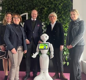 „Digital.Pilot 23 Kreis Warendorf“ – gesucht von Pepper und der gfw. Auf viele Wettbewerbsbeiträge von Unternehmen hoffen (von links) Bianca Schuster, Beraterin Astrid Laudage, Landrat Dr. Olaf Gericke, Geschäftsführerin Petra Michalczak-Hülsmann und Jessica Kleine. Pepper kann mehr als ein gewöhnlicher Roboter und die ist Award-Werbefigur. (Foto: gfw)