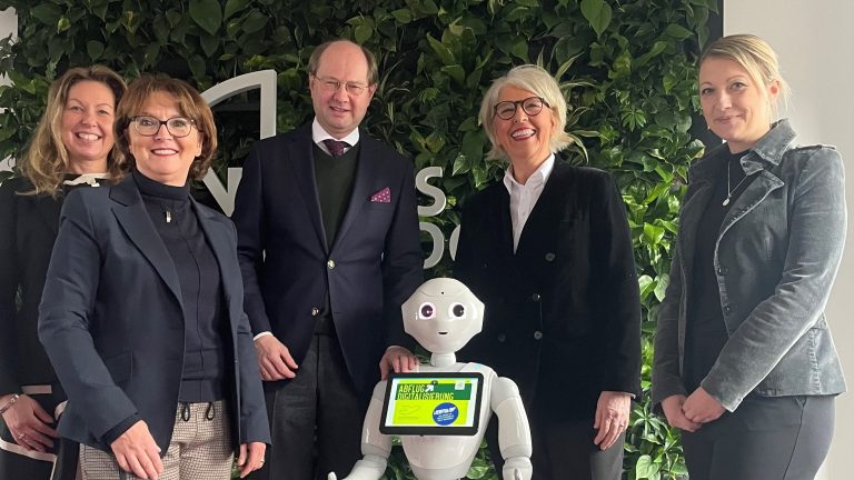 „Digital.Pilot 23 Kreis Warendorf“ – gesucht von Pepper und der gfw. Auf viele Wettbewerbsbeiträge von Unternehmen hoffen (von links) Bianca Schuster, Beraterin Astrid Laudage, Landrat Dr. Olaf Gericke, Geschäftsführerin Petra Michalczak-Hülsmann und Jessica Kleine. Pepper kann mehr als ein gewöhnlicher Roboter und die ist Award-Werbefigur. (Foto: gfw)
