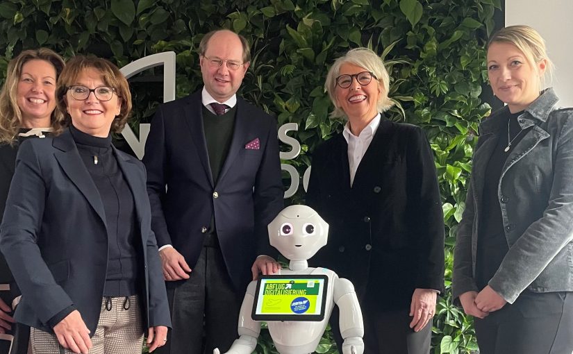 „Digital.Pilot 23 Kreis Warendorf“ – gesucht von Pepper und der gfw. Auf viele Wettbewerbsbeiträge von Unternehmen hoffen (von links) Bianca Schuster, Beraterin Astrid Laudage, Landrat Dr. Olaf Gericke, Geschäftsführerin Petra Michalczak-Hülsmann und Jessica Kleine. Pepper kann mehr als ein gewöhnlicher Roboter und die ist Award-Werbefigur. (Foto: gfw)