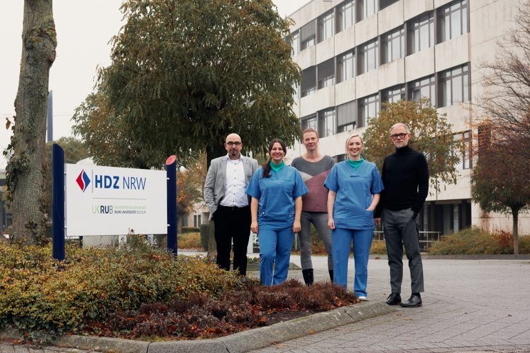v.l.n.r.: Prof. Dr. Ismail Özlü, Lisa Peper, Severin Pietsch, Sarah Lohmeier und Pflegedirektor Christian Siegling. (Foto: P. Pollmeier/FH Bielefeld)