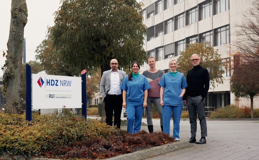 v.l.n.r.: Prof. Dr. Ismail Özlü, Lisa Peper, Severin Pietsch, Sarah Lohmeier und Pflegedirektor Christian Siegling. (Foto: P. Pollmeier/FH Bielefeld)