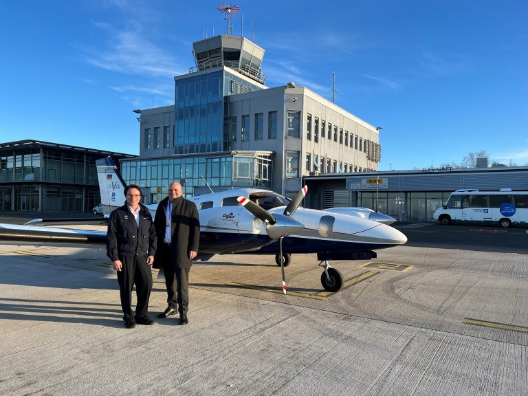 Der Geschäftsführer der FMG-Flight Training, Michael Gross (links), und Flughafen-Geschäftsführer Roland Hüser machen sich für die Ausbildung von Verkehrspiloten stark. (Foto: Flughafen Paderborn/Lippstadt)