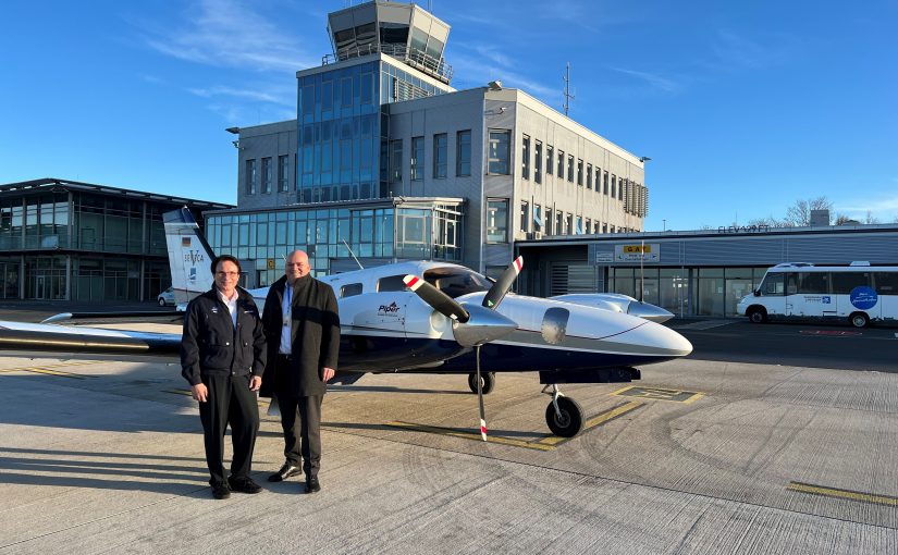 Der Geschäftsführer der FMG-Flight Training, Michael Gross (links), und Flughafen-Geschäftsführer Roland Hüser machen sich für die Ausbildung von Verkehrspiloten stark. (Foto: Flughafen Paderborn/Lippstadt)