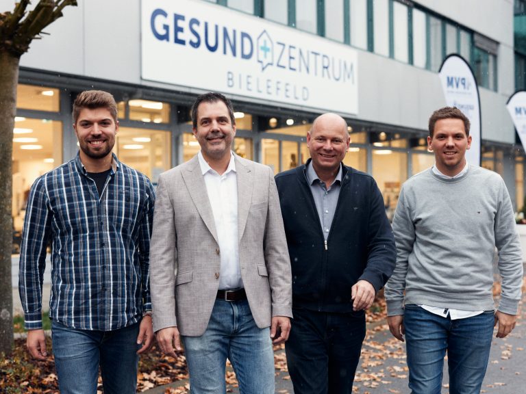 v.l.n.r.: Justin Baudisch, Prof. Dr. Thorsten Jungeblut, Prof. Dr. Udo Seelmeyer und Tobias Ehlentrup von der FH Bielefeld. (Foto: P. Pollmeier/FH Bielefeld)