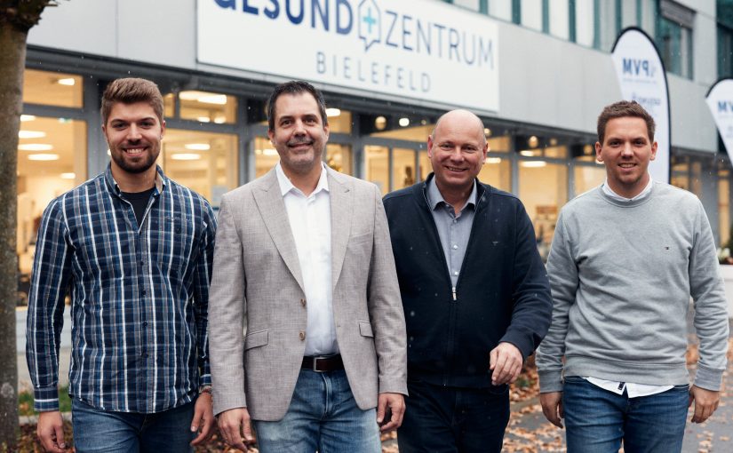 v.l.n.r.: Justin Baudisch, Prof. Dr. Thorsten Jungeblut, Prof. Dr. Udo Seelmeyer und Tobias Ehlentrup von der FH Bielefeld. (Foto: P. Pollmeier/FH Bielefeld)