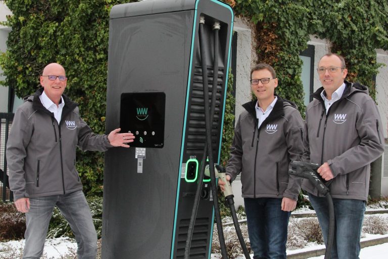 Schnellladeservice: Frank Müller, Andreas Stoller und Mike Süggeler (v. l.) von Westfalen Weser Ladeservice präsentieren eine Schnellladesäule. (Foto: Westfalen Weser)
