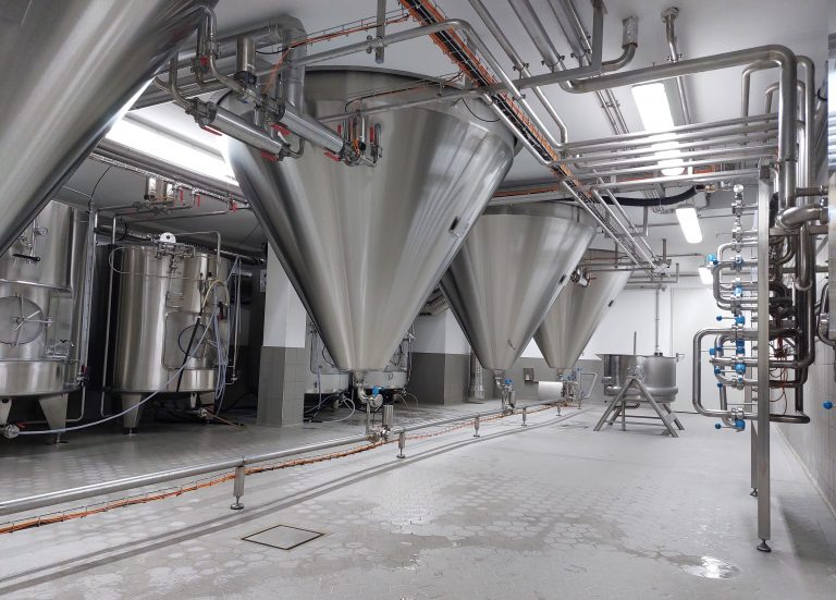 Gärbottiche mit Verrohrung (Foto: Sputnik)