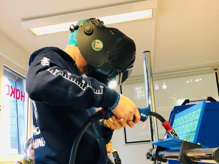 Wer schon immer mal mit einem Schweißgerät arbeiten wollte, ist beim HOKO-Workshop richtig –Jungen am 21. Februar, Mädchen am 28. März. (Foto: HOKO)