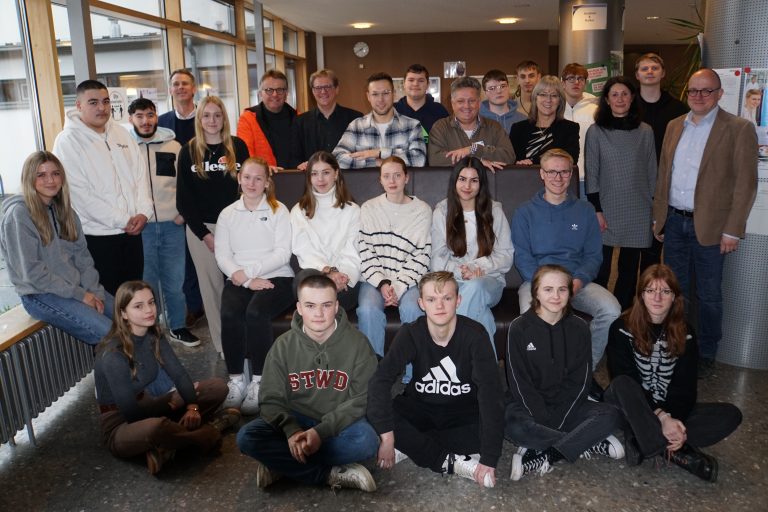 (oben, von. l. nach r.) Christoph Vieregge (Sparkasse Lemgo), Dr. Thomas Isajiw (thimm-Institut), Hendrik Wilken (Bildungsgangleiter Wirtschaftsgymnasium), Jannis Hammelstein (thimm-Institut), Lutz Thimm (Gründer thimm-Institut), Susanne Tietje-Groß (Leiterin HANSE-Berufskolleg), Dilek Kaya (Koordinatorin für Berufsorientierung am HANSE-Berufskolleg), Dirk Menzel (Kreis Lippe), Schülerinnen und Schüler des HANSE-Berufskollegs (mittig und vorne) Schülerinnen und Schüler des HANSE-Berufskollegs (Foto: Hanse Berufskolleg)