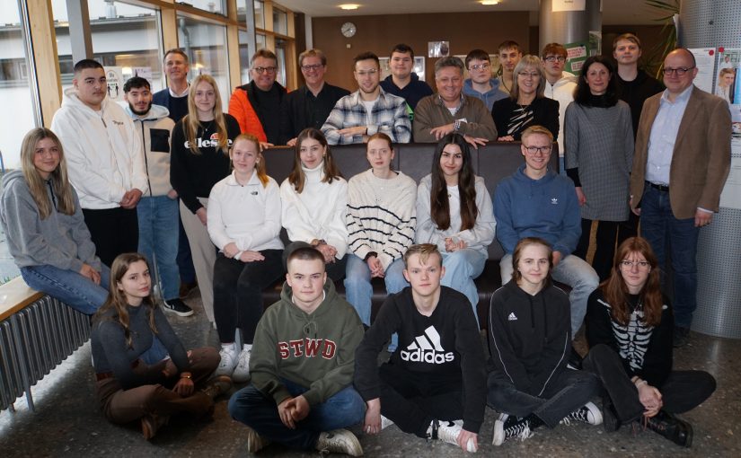 (oben, von. l. nach r.) Christoph Vieregge (Sparkasse Lemgo), Dr. Thomas Isajiw (thimm-Institut), Hendrik Wilken (Bildungsgangleiter Wirtschaftsgymnasium), Jannis Hammelstein (thimm-Institut), Lutz Thimm (Gründer thimm-Institut), Susanne Tietje-Groß (Leiterin HANSE-Berufskolleg), Dilek Kaya (Koordinatorin für Berufsorientierung am HANSE-Berufskolleg), Dirk Menzel (Kreis Lippe), Schülerinnen und Schüler des HANSE-Berufskollegs (mittig und vorne) Schülerinnen und Schüler des HANSE-Berufskollegs (Foto: Hanse Berufskolleg)