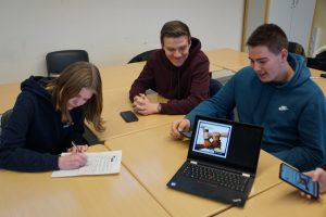 Schülerinnen und Schüler der Höheren Handelsschule bei Arbeit mit digitalen Materialien während des Projekttags (Foto: Hanse Berufskolleg)