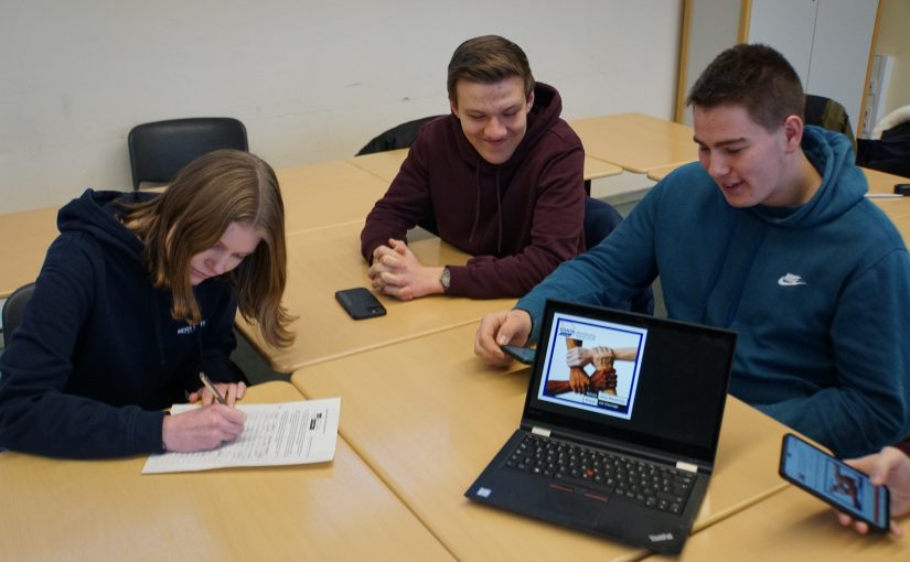 Schülerinnen und Schüler der Höheren Handelsschule bei Arbeit mit digitalen Materialien während des Projekttags (Foto: Hanse Berufskolleg)