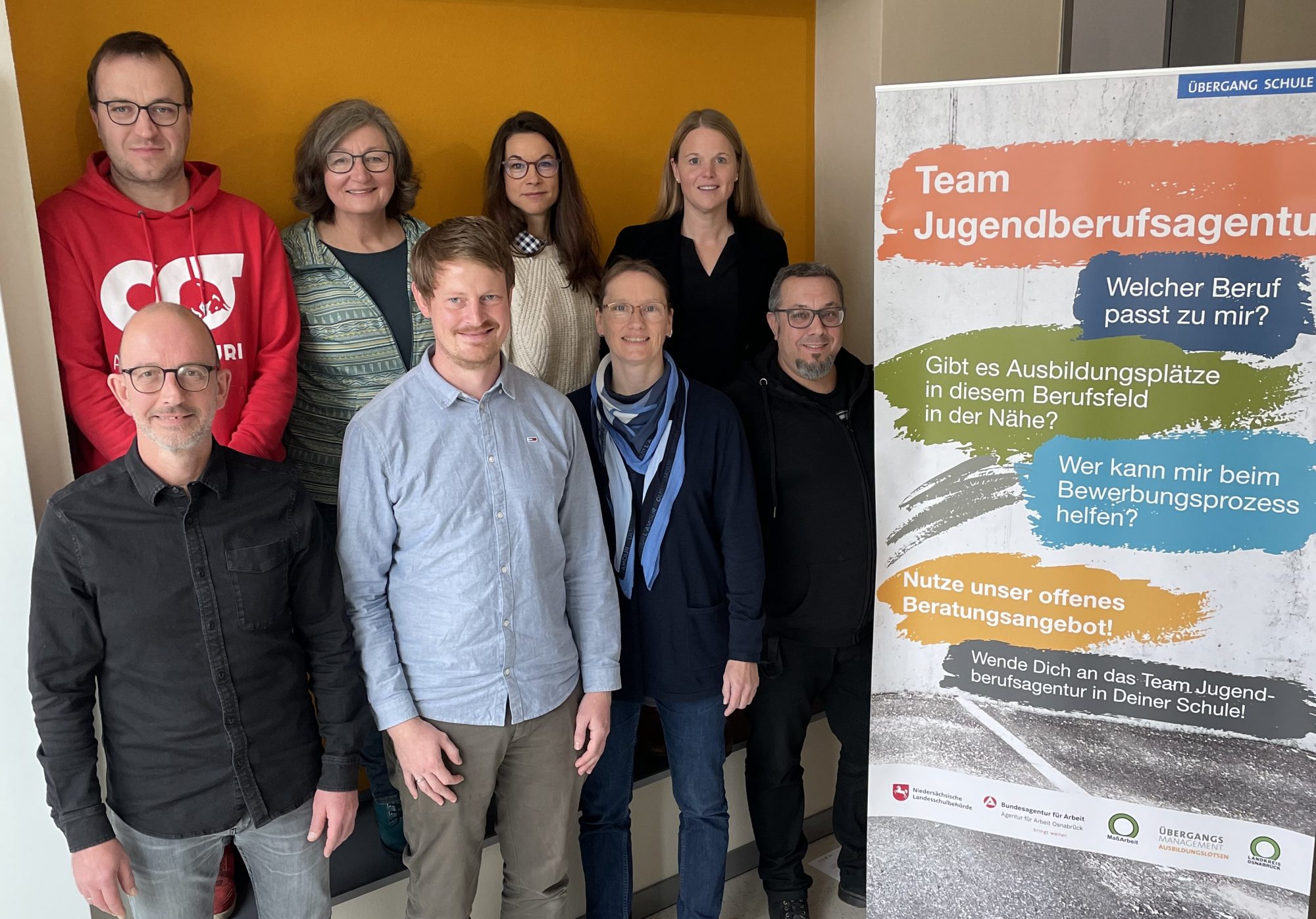 In der neuen „Jugendberufsagentur in Schule“ wollen sie Schü-lerinnen und Schüler des Greselius-Gymnasiums Bramsche bestmöglich auf den Übergang von der Schule in Studium und Berufs vorbereiten (von links vorne): der stellvertretende Schul-leiter Klaus Wahlbrink, der Teamleiter Berufsberatung der Agen-tur für Arbeit Osnabrück, Ralf Michael, die Teamleiterin der Ausbildungslotsen der MaßArbeit, Kristina Steinhake, der Stu-dien- und Berufsberater der Agentur für Arbeit, Jan von Rauch, und (von links hinten) die Beauftragten für Berufsorientierung am Greselius-Gymnasium, Markus Weisbrich und Sabine Neu-dorf, Katja Bielefeld von der Servicestelle Schule-Wirtschaft der MaßArbeit und Ausbildungslotsin Nina Stuckenberg.(Foto: Gymnasium Bramsche)