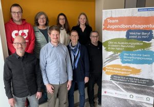 In der neuen „Jugendberufsagentur in Schule“ wollen sie Schü-lerinnen und Schüler des Greselius-Gymnasiums Bramsche bestmöglich auf den Übergang von der Schule in Studium und Berufs vorbereiten (von links vorne): der stellvertretende Schul-leiter Klaus Wahlbrink, der Teamleiter Berufsberatung der Agen-tur für Arbeit Osnabrück, Ralf Michael, die Teamleiterin der Ausbildungslotsen der MaßArbeit, Kristina Steinhake, der Stu-dien- und Berufsberater der Agentur für Arbeit, Jan von Rauch, und (von links hinten) die Beauftragten für Berufsorientierung am Greselius-Gymnasium, Markus Weisbrich und Sabine Neu-dorf, Katja Bielefeld von der Servicestelle Schule-Wirtschaft der MaßArbeit und Ausbildungslotsin Nina Stuckenberg.(Foto: Gymnasium Bramsche)