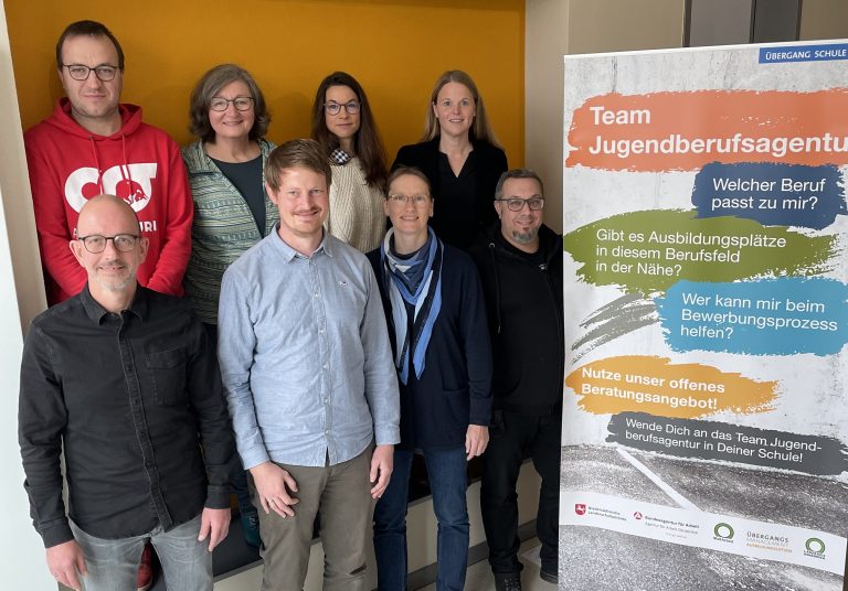 In der neuen „Jugendberufsagentur in Schule“ wollen sie Schü-lerinnen und Schüler des Greselius-Gymnasiums Bramsche bestmöglich auf den Übergang von der Schule in Studium und Berufs vorbereiten (von links vorne): der stellvertretende Schul-leiter Klaus Wahlbrink, der Teamleiter Berufsberatung der Agen-tur für Arbeit Osnabrück, Ralf Michael, die Teamleiterin der Ausbildungslotsen der MaßArbeit, Kristina Steinhake, der Stu-dien- und Berufsberater der Agentur für Arbeit, Jan von Rauch, und (von links hinten) die Beauftragten für Berufsorientierung am Greselius-Gymnasium, Markus Weisbrich und Sabine Neu-dorf, Katja Bielefeld von der Servicestelle Schule-Wirtschaft der MaßArbeit und Ausbildungslotsin Nina Stuckenberg.(Foto: Gymnasium Bramsche)