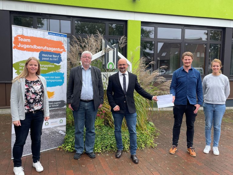 Freuen sich über die neue Zusammenarbeit in der Jugend-berufsagentur (von links): Nina Stuckenberg (Ausbildungslotsin MaßArbeit), Dirk Hillemeyer (Berufsberater Agentur für Arbeit Osnabrück), Falk Kuntze (Schulleiter Gymnasium Bersen-brück), Ralf Michael (Teamleitung Berufsberatung Agentur für Arbeit Osnabrück) und Anna Thier (Berufsorientierung am Gymnasium Osnabrück). (Foto: MaßArbeit / Uwe Lewandowski)