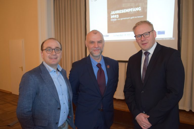 Die Energiekrise gemeinsam bewältigen: Thorsten Försterling (M.) war als Impulsgeber der Hauptredner beim Jahresempfang der Wirtschaftsjunioren Paderborn+Höxter um den Vorsitzenden Philipp Frahmke (r.) und Julian Möller, den stellvertretenden Vorsitzenden für den Kreis Höxter. (Foto: WJ PB+HX)