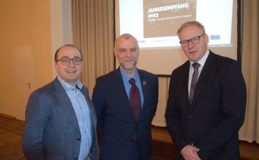 Die Energiekrise gemeinsam bewältigen: Thorsten Försterling (M.) war als Impulsgeber der Hauptredner beim Jahresempfang der Wirtschaftsjunioren Paderborn+Höxter um den Vorsitzenden Philipp Frahmke (r.) und Julian Möller, den stellvertretenden Vorsitzenden für den Kreis Höxter. (Foto: WJ PB+HX)