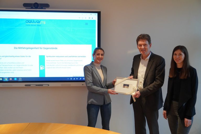 Zusammen mit Lara Bemboom (re.) von der Wirtschaftsförderung begrüßte Oberbürgermeister Dieter Krone die Geschäftsführerin und Gründerin von DeliverMii, Jeannette Ricke (li.), im Rathaus. (Foto: Stadt Lingen)