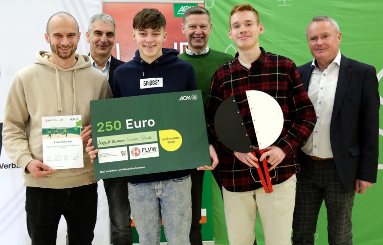 Im vergangenen Schuljahr haben im Kreis Lippe Schülerinnen und Schüler der August-Hermann-Francke-Schule aus Detmold am Laufwettbewerb erfolgreich teilgenommen und ihr Laufabzeichen erworben. Von links: Stefan Pauls (August-Hermann-Francke-Schule), Dr. Rainer Fiesel, (Dezernent für Sport der Bezirksregierung Arnsberg), Daniel Aleschin, Frank Simolka (Unternehmensbereichsleiter der AOK NordWest), Michael Beshans und Manfred Schnieders (Präsident des FLVW). (Foto: AOK/hfr. )